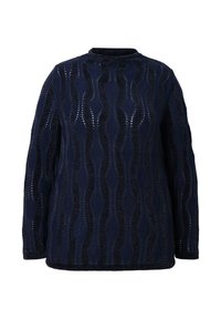 Marineblauwe gebreide trui met een golvend patroon en contrasterende gemarmerde accenten, ronde halslijn en lange mouwen.