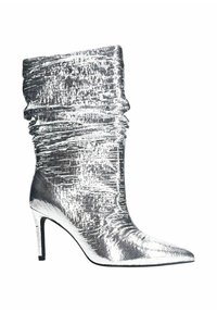 Bottine argentée à talon haut avec un design décontracté, finition métallique texturée, bout pointu et talon étroit et élégant.