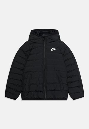 Schwarze Pufferjacke mit Kapuze, mit gestepptem Design, Frontreißverschluss und weißem Nike-Logo auf der linken Brust.