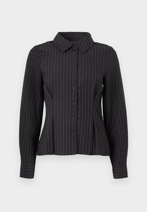 Blouse noire à manches longues avec fines rayures verticales blanches, fermeture boutonnée devant, col pointu et plis cintrés à la taille.