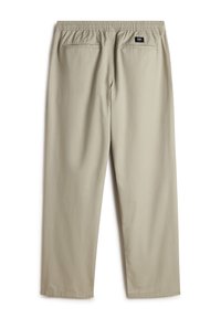 Pantalon beige avec une ceinture élastique, deux poches arrière et une petite étiquette de marque sur la poche droite. Texture lisse et coupe décontractée.