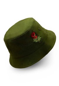 Zielona kapelusz typu bucket wykonany z tkaniny, z haftowaną czerwoną makówką i zielonymi liśćmi po boku. O okrągłym kształcie z szerokim rondem.