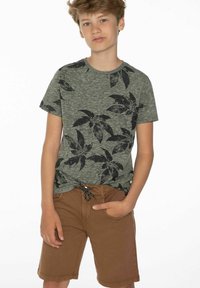 Grijze T-shirt met korte mouwen en zwart bladpatroon, gecombineerd met bruine shorts met een trekkoord, zijzakken en een ontspannen pasvorm.