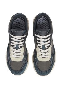 Sneakers sportivi in un mix di materiali in rete e suede di grigio scuro, beige e teal, con lacci bianchi e logo sulla linguetta e sulla soletta.