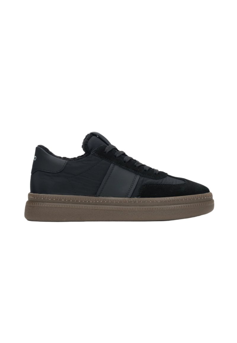Czarne sneakersy wykonane z zamszu i skóry, z okrągłym noskiem, wyściełanym kołnierzem i teksturowaną brązową gumową podeszwą. Minimalistyczny design z kontrastowymi akcentami.