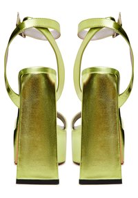 Sandali alti verdi metallici con tacco largo a blocco, cinturino alla caviglia e design open toe, caratterizzati da una texture liscia e lucida.