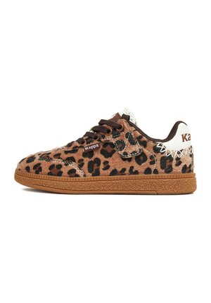 Niski sneaker z brązowym motywem lamparta, brązowymi sznurowadłami, fakturowaną gumową podeszwą oraz białą pętelką na pięcie z widocznym przeszyciem.