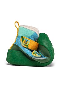Scarpa per bambini flessibile verde e blu con cinturini gialli, illustrazioni di orsetti e una morbida fodera in pile bianco, mostrata piegata a metà.