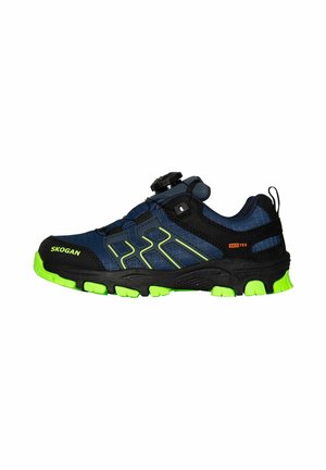 Zapatilla deportiva azul oscuro y negra con detalles de suela de color verde brillante, cierre de dial y texto de la marca visible "Skogan" y "Skotex" en el lateral.