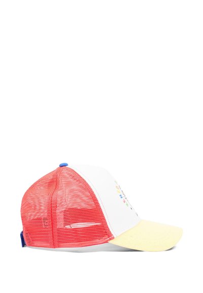 Baseballpet met rode mesh achterkant, wit voorpaneel en lichtgele gebogen klep, zijaanzicht op een witte achtergrond.