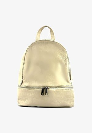 Beige leren rugzak met een ronde vorm, prominente dubbele ritssluiting en een handvat aan de bovenkant. Gevoeliger oppervlakte met een minimalistisch ontwerp.