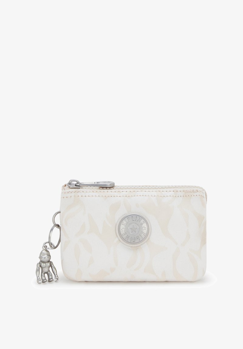 Portafoglio in tessuto bianco con motivo ondulato, chiusura a zip, hardware argentato e un portachiavi decorativo con una piccola figura di scimmia.