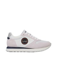 Sneaker sportivo con una combinazione di colori rosa chiaro e bianco, caratterizzato da materiali scamosciati e lisci, un'etichetta con logo nera e una suola texturizzata.