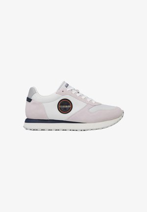 Sporty sneakers med en blanding af lys pink og hvid farve, prydet med ruskind og glatte materialer, et sort logo-patch og en tekstureret sål.