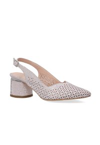 Slingback podpatky v metalické světle růžové kůži, s laserově řezanými perforacemi a nízkým blokovým podpatkem s lesklým stříbrným akcentem.