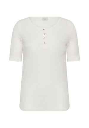 Baltas trumpomis rankovėmis marškinėlis su apvalia iškirpte ir keturiais mažais mygtukais priekyje, pažymėtas etikete „KAFFE“.