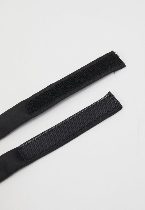 Deux bandes noires avec des textures différentes ; l'une est en Velcro duveteux, l'autre est lisse avec une surface en maille. Les deux ont des bords nets.