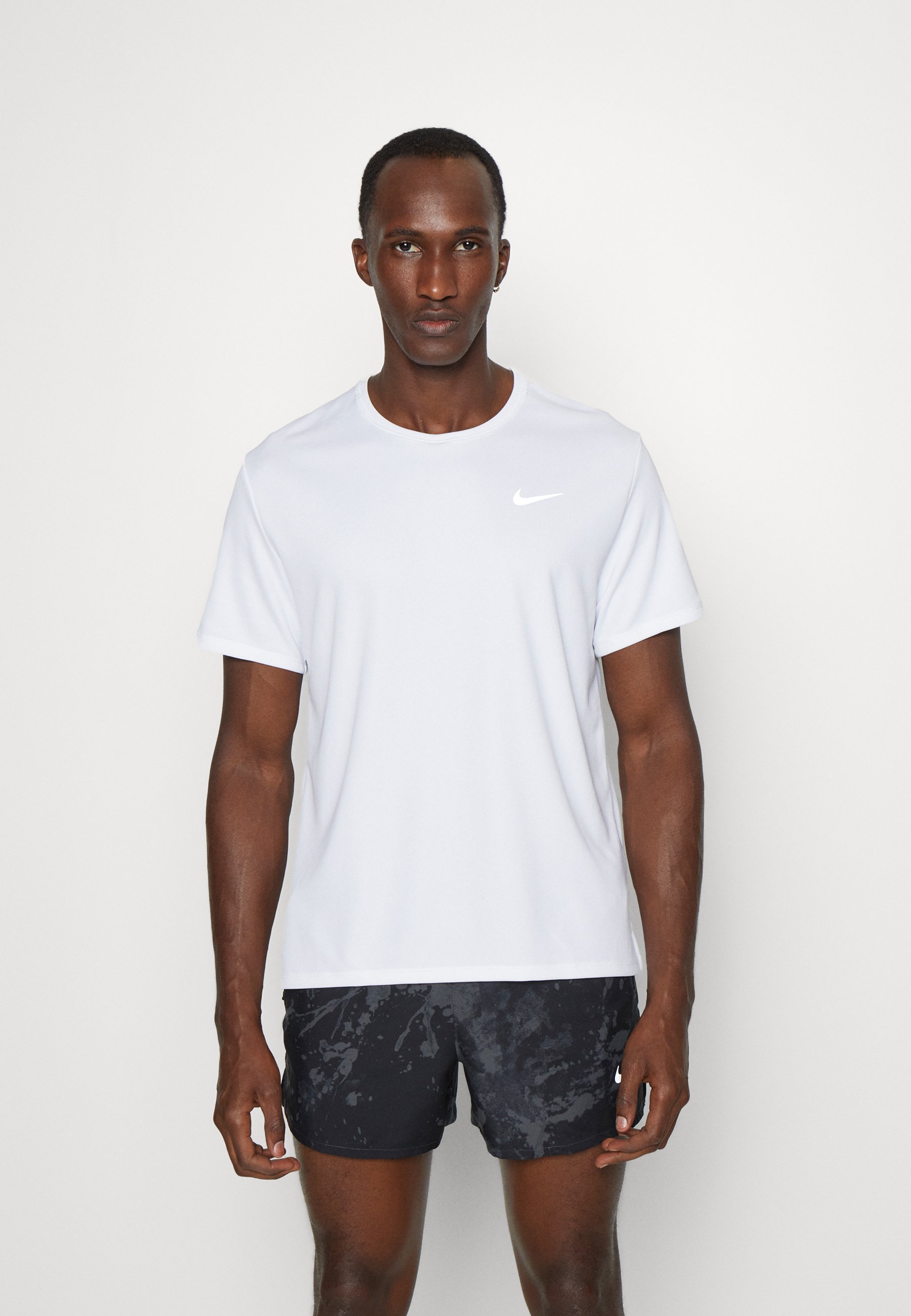 Nike Performance MILER - Sports T-shirt - white - Zalando.de