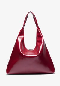 Borsa a mano in pelle rossa lucida con forma triangolare, manico superiore largo e un'apertura profonda a forma di taglio. Texture liscia con minimi dettagli.