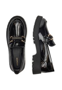 Czarne lakierowane loafersy na chunky gumowej podeszwie z hardwarem w kolorze złota, z paskiem na górze i akcentami w postaci stebnowania.