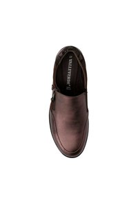 Scarpa slip-on in pelle marrone con texture liscia, punta arrotondata e dettaglio con zip laterale. L'interno è caratterizzato da una soletta imbottita e dal marchio.