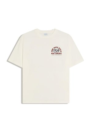 Kremowy t-shirt z krótkim rękawem, z grafiką kostki do gry i napisem "Masz tylko jedną szansę" na górnej lewej stronie klatki piersiowej.