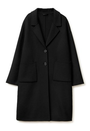 Abrigo negro hecho de tela texturizada, con solapa, dos bolsillos frontales y dos botones, que presenta una silueta relajada y de corte oversized.