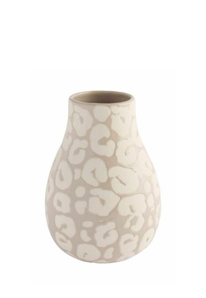 Beige Keramikvase mit weißem unregelmäßigem Leopardenmuster und einer breiten, abgerundeten Form, die oben mit einer offenen Öffnung schmaler wird.