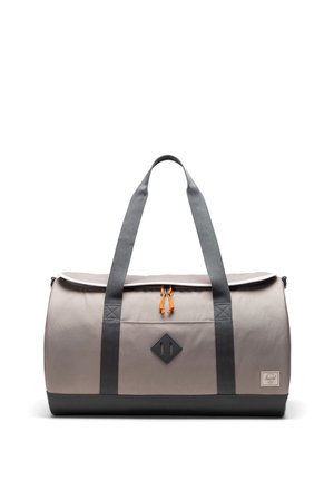 Bolsa de deporte de tela gris claro con base gris oscuro, con asas dobles, cordón naranja y parche de logo negro en forma de diamante.