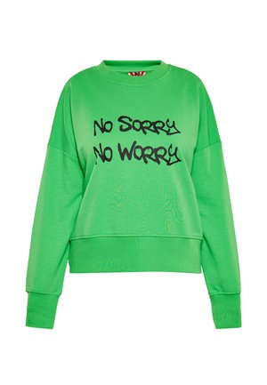 Lysegrøn langærmet sweatshirt med sort graffiti-tekst på fronten med teksten "No Sorry No Worry".