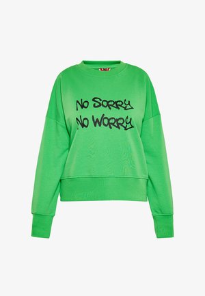 Jasnozielona bluza z długim rękawem z czarnym napisem w stylu graffiti "No Sorry No Worry" na przodzie.