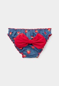 Denimbikiniunderdel med röda jordgubbstryck, volangkanter och en stor röd rosett på framsidan.