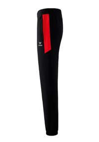 Schwarze Sporthose mit einem roten Seitenpanel, aus gewebtem Stoff. Verfügt über einen elastischen Bund und ein Logo nahe dem Saum.