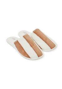 Kapcie z sztucznego futra z na przemian brązowymi i białymi paskami, miękką fakturą oraz wyściełaną podeszwą z fakturowanym białym dnem.