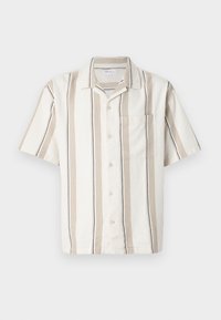 Chemise à manches courtes à rayures beiges et blanches avec un motif texturé, une poche poitrine, et un col classique, fabriquée en tissu léger.