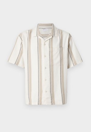 Kortärmad skjorta i beige och vita ränder med texturerat mönster, en bröstficka och en klassisk krage, tillverkad av lättviktsmaterial.