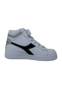 Sneakers alte in pelle sintetica bianca con una striscia diagonale nera. Le caratteristiche includono lacci, una fascetta in velcro e dettagli perforati.