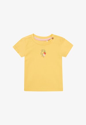 Żółta bawełniana koszulka z krótkim rękawem, z drobnym haftem przedstawiającym cytrynę i truskawkę. Detal z guzikiem na ramieniu.