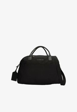 Czarna torba sportowa wykonana z wytrzymałego materiału, z dwoma górnymi uchwytami, regulowanym paskiem na ramię oraz przednim zamkiem błyskawicznym. Zawiera akcenty z logo.