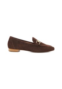 Bruine suede instappers met een ronde neus, voorzien van een goudkleurig metalen accent en een korte, gestapelde hak. Gladde textuur met minimale stiksels.