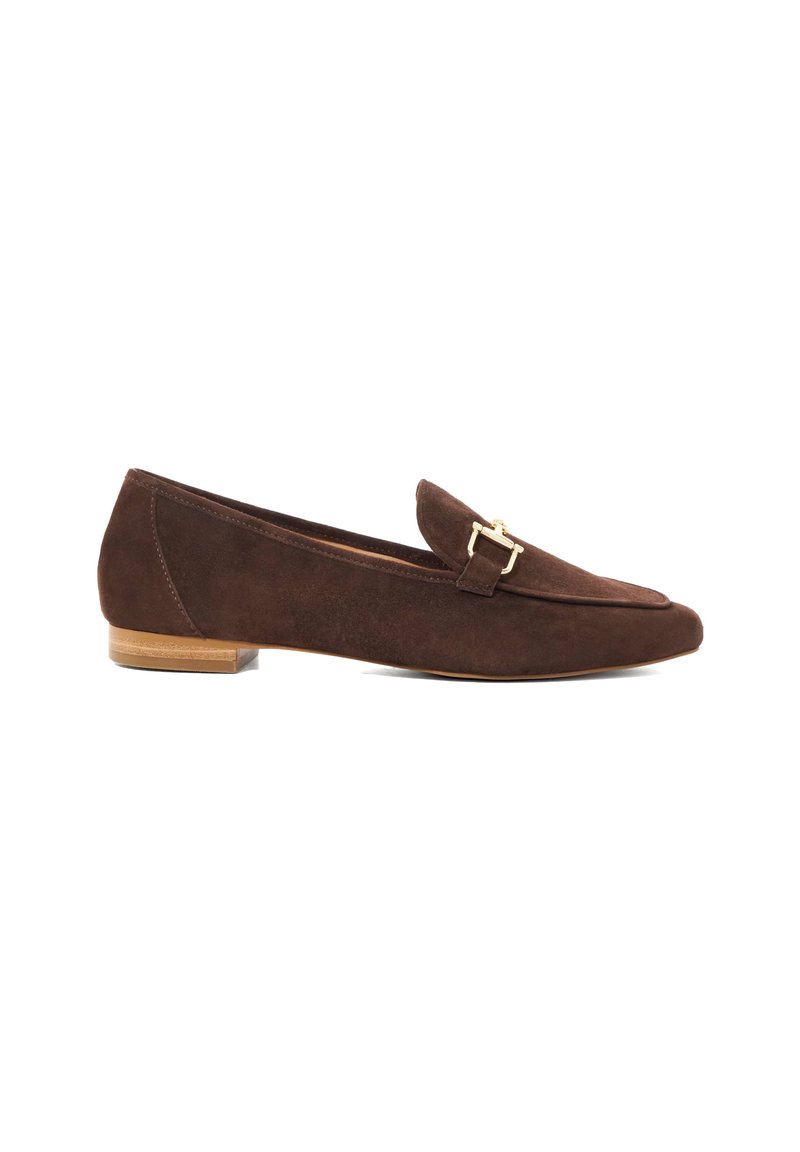 Bruine suede instappers met een ronde neus, voorzien van een goudkleurig metalen accent en een korte, gestapelde hak. Gladde textuur met minimale stiksels.