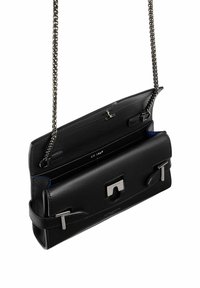 Sac à main en cuir noir avec une chaîne, présentant une finition texturée, du matériel en argent et un intérieur bleu. Fermeture à rabat avec un logo discret.