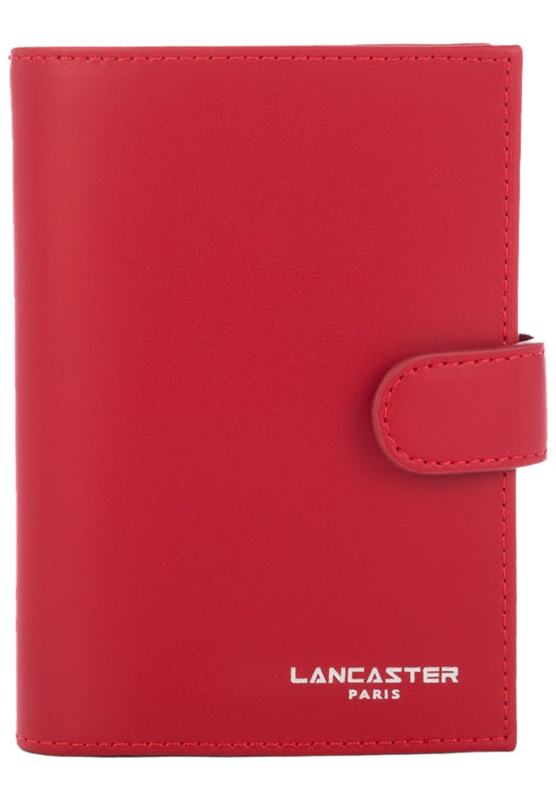 Portafoglio in pelle rossa con una texture liscia, forma rettangolare, chiusura a patta e logo bianco "Lancaster Paris" in basso a destra.