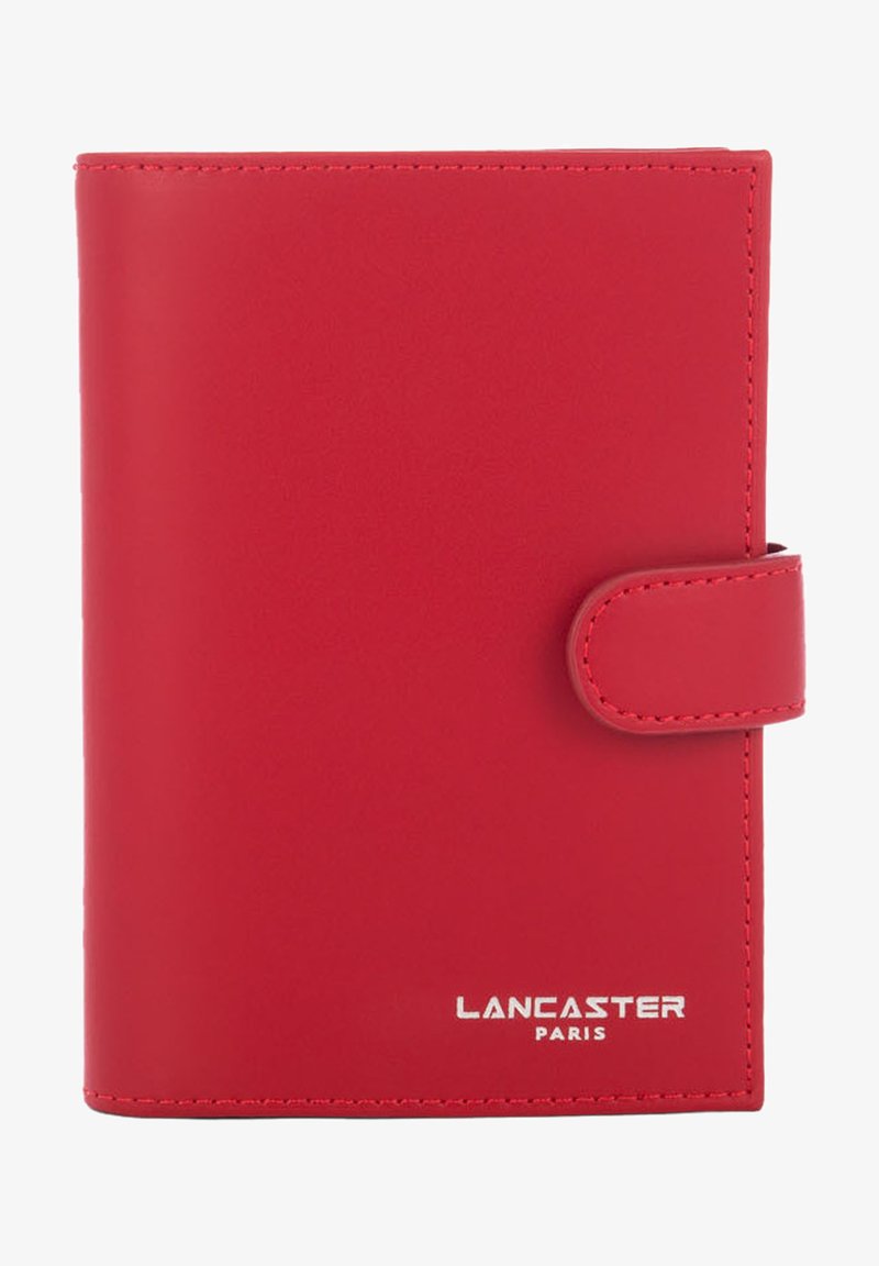 Portafoglio in pelle rossa con una texture liscia, forma rettangolare, chiusura a patta e logo bianco "Lancaster Paris" in basso a destra.