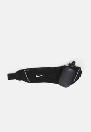 Melnā ūdens pudeļu josta ar regulējamu siksnu, ar baltu Nike logo, pelēku ūdens pudeles turētāju un baltu akcentu šuvēm.