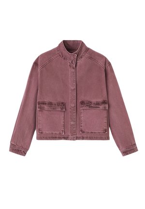 Veste en denim de coton de couleur rose poussière, avec un col montant, une fermeture à boutons sur le devant et deux poches plaquées à l'avant.