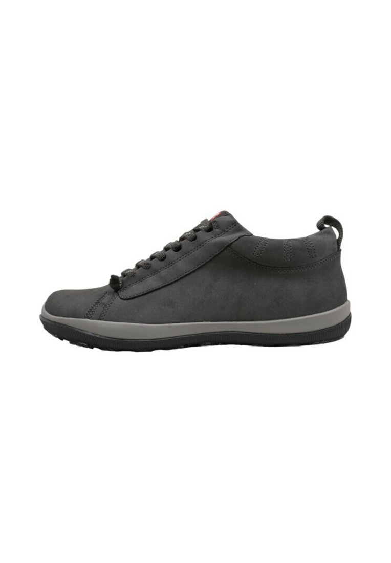 Zapatillas de deporte gris oscuro con un acabado de ante suave, punta redonda y suela de goma gris. Cuenta con cierre de cordones y una lengüeta trasera para ponerlas y quitarlas fácilmente.
