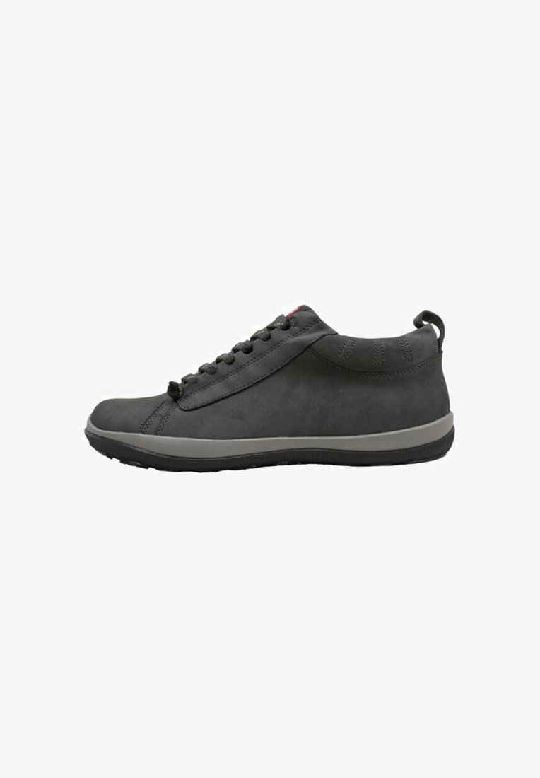 Mörkgrå sneakers med en slät mocka yta, rund tå och grå gummisula. Har snörning och dragtab bak för enkel påtagning.