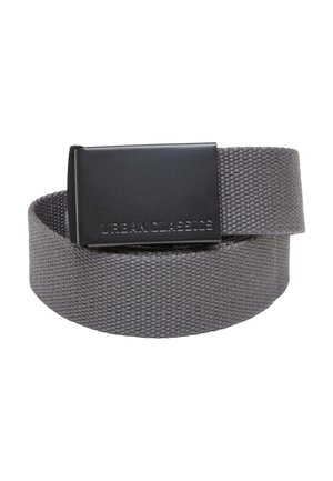 Ceinture en tissu tissé gris avec une boucle en métal noir mat, présentant un logo en relief. Le design est simple et fonctionnel.