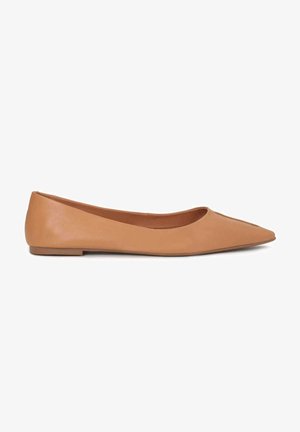 Chaussure plate en cuir fauve à bout pointu avec petit talon et finition lisse, vue de côté sur fond blanc.